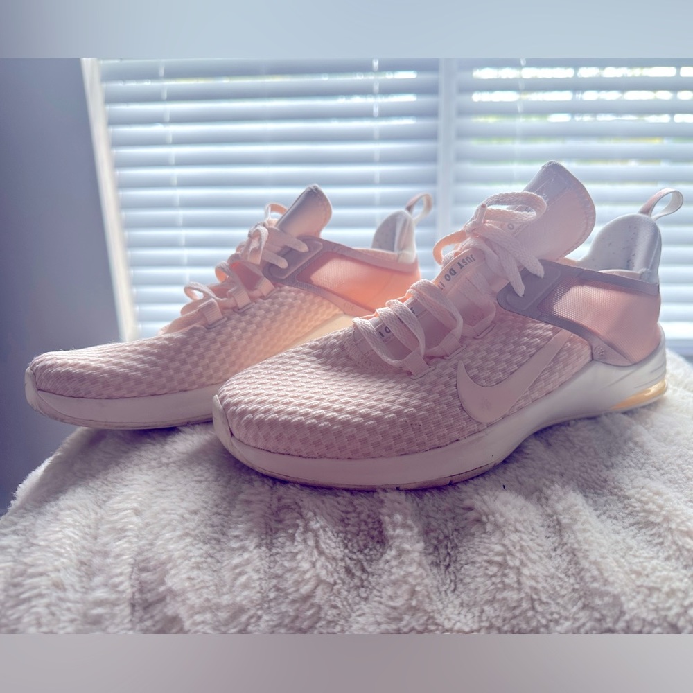 Women Pink Nike Athletic Sneakers in Size 8
